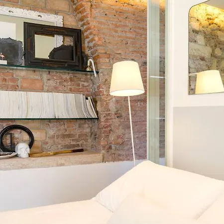 Punto Luce In Center Of Apartment
